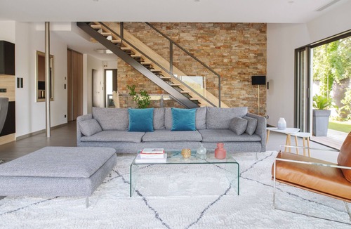 Saint-Jean-de-Vedas Villa | Villa Familiale: Ciné & Piscine en Cœur de Garrigue