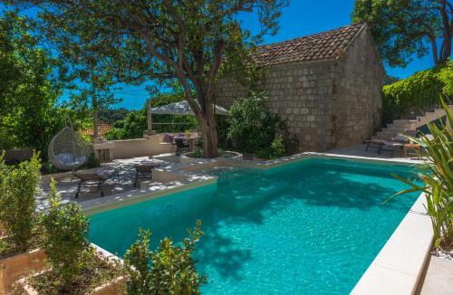 Pile Villa | Villa Flores Garden