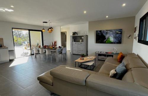 Joyeuse Villa | Villa Floria Neuve avec Piscine Privée Chauffée en Sud Ardèche