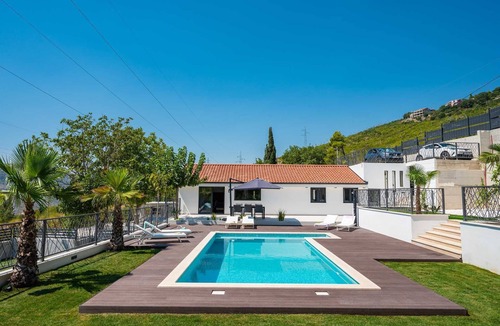 Srinjine Villa | Villa Florinda with Pool and Gym near Split