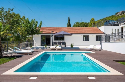 Srinjine Villa | Villa Florinda with Pool and Gym near Split
