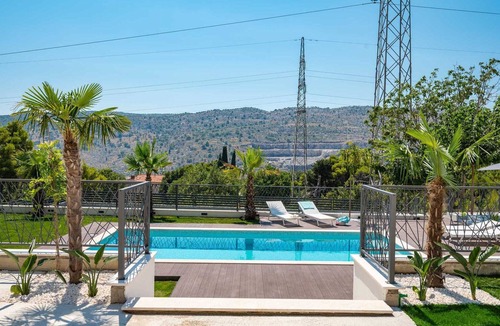 Srinjine Villa | Villa Florinda with Pool and Gym near Split