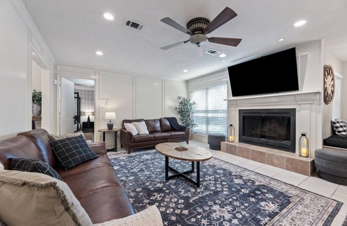 Tomball House | Villa for 50 ppl-Pool & Private Cinema