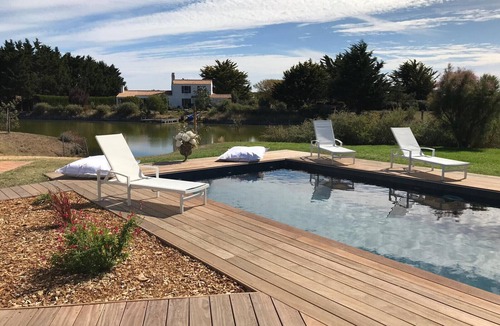 Noirmoutier-en-l'Ile Ski Chalet | Villa for 10 with swimming pool and garden