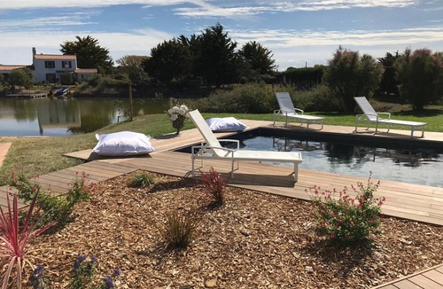 Noirmoutier-en-l'Ile Ski Chalet | Villa for 10 with swimming pool and garden
