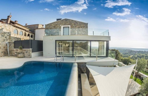 Buje Villa | Villa Fortezza - pool, sauna, Jacuzzi and countryside views by MyWaycation