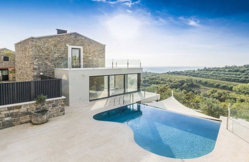 Buje Villa | Villa Fortezza - pool, sauna, Jacuzzi and countryside views by MyWaycation
