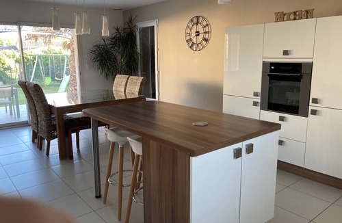 Entraigues-sur-la-Sorgue House | Villa with garden in charming village near Avignon