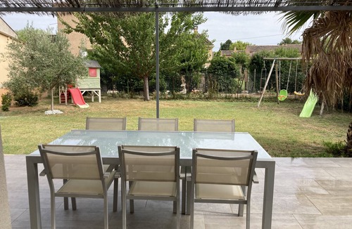Entraigues-sur-la-Sorgue House | Villa with garden in charming village near Avignon