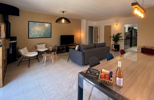 Entraigues-sur-la-Sorgue Villa | Villa Monte Calvo, Haven of Peace with Pool