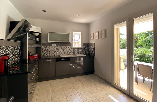 Entraigues-sur-la-Sorgue Villa | Villa Monte Calvo, Haven of Peace with Pool