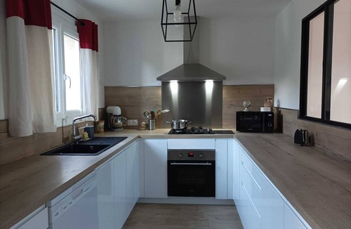 Montaren-et-Saint-Mediers House | Villa Piscine view