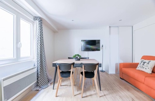 Ternes Apartment | Villa Poncelet - Suite Coco mademoiselle, 2 Bdrs, Champs Elysées, A/C, Prime Loc
