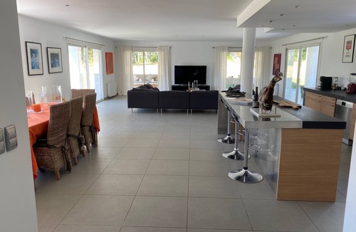 Saint-Clement-de-Riviere Villa | Villa with pool in the heart of the pine forest