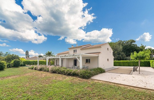Saint-Genies-de-Fontedit Villa | Villa w/Palm Trees & Pool