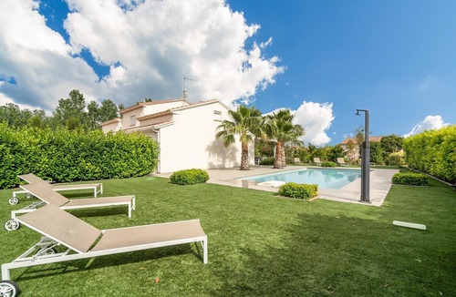 Saint-Genies-de-Fontedit Villa | Villa w/Palm Trees & Pool
