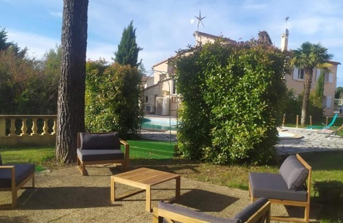 Saint-Julien-les-Rosiers Villa | Villa