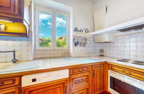 Saint-Martin-de-Castillon Bed & Breakfast | Village house with a view