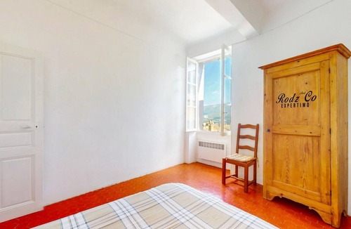 Saint-Martin-de-Castillon Bed & Breakfast | Village house with a view