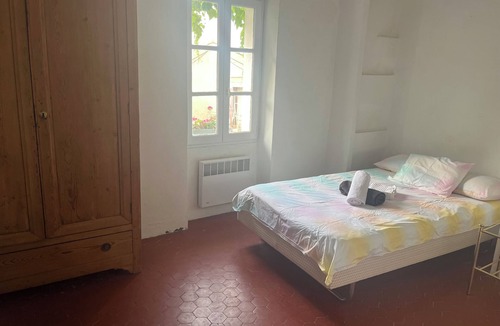 Saint-Martin-de-Castillon Bed & Breakfast | Village house with a view