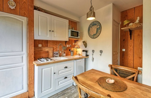 Saint-Pantaleon-de-Larche Apartment | Villa Chat L'Heureux - appartement climatisé - piscine privée