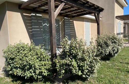 Saint-Saturnin-les-Avignon Apartment | Villa Tia - Maisonnette - 2 chb - 2 sdb - CLIM- piscines - bord de lac -