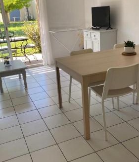 Saint-Saturnin-les-Avignon Apartment | Villa Tia - Maisonnette - 2 chb - 2 sdb - CLIM- piscines - bord de lac -
