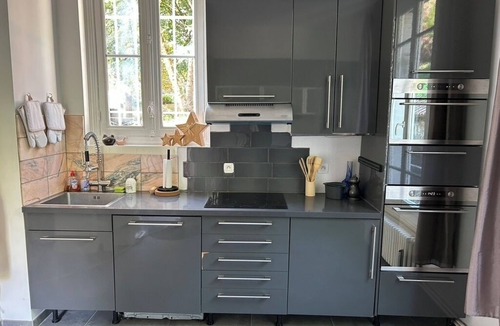 Vernou-la-Celle-sur-Seine Villa | Villa des Sources overlooking the Seine