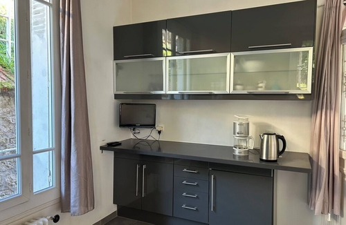 Vernou-la-Celle-sur-Seine Villa | Villa des Sources overlooking the Seine