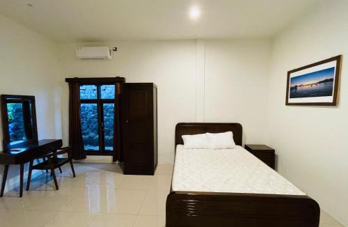 Pulau Maitara Hotel | Villa Gajah 12 Lake View