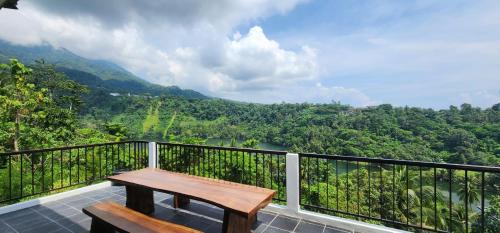 Pulau Maitara Hotel | Villa Gajah 12 Lake View