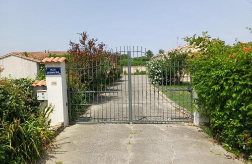Camaret-sur-Aigues House | Villa Gesinacris avec piscine
