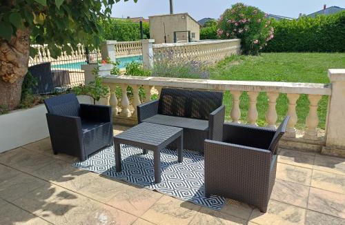 Camaret-sur-Aigues House | Villa Gesinacris avec piscine