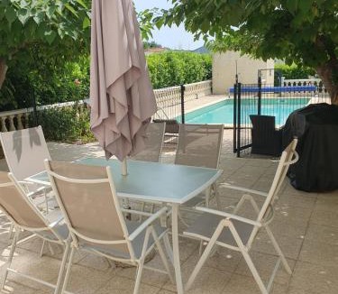 Camaret-sur-Aigues House | Villa Gesinacris avec piscine