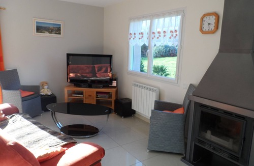 Rebais Villa | Villa 'Gite Bord de Mer Jacuzzi' with Private Terrace and Wi-Fi