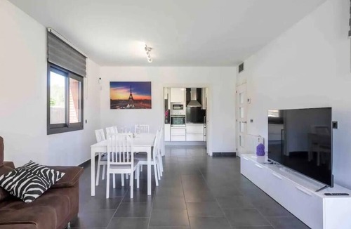 Tarragona Villa | Villa 'Golf and Pool Oasis' with Private Pool, Wi-Fi and Air Conditioning