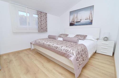 Potirna Apartment | Villa Green Bay Apartments