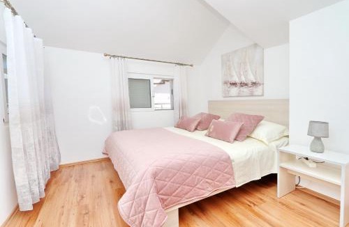 Potirna Apartment | Villa Green Bay Apartments
