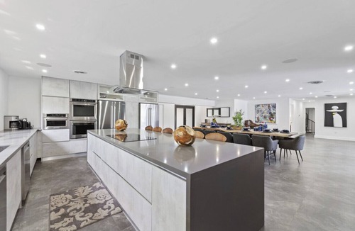Hollywood Hills House | Villa Greyon: Chic 8BR/6BA, Heated Pool Retreat, Sleeps 18! Stylish Group Escape