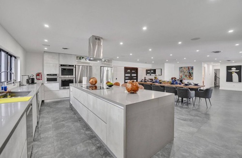Hollywood Hills House | Villa Greyon: Chic 8BR/6BA, Heated Pool Retreat, Sleeps 18! Stylish Group Escape
