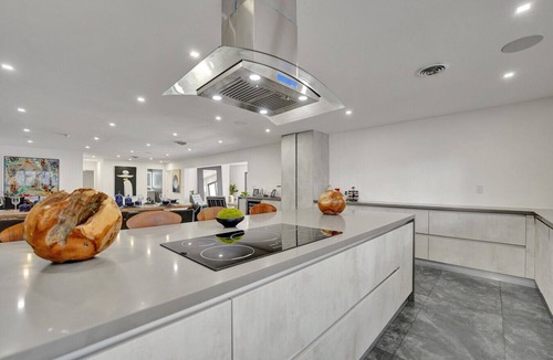 Hollywood Hills House | Villa Greyon: Chic 8BR/6BA, Heated Pool Retreat, Sleeps 18! Stylish Group Escape