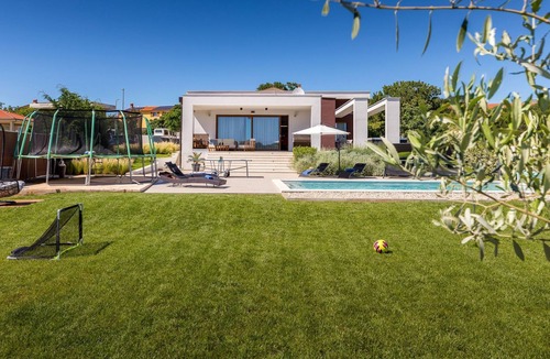 Sikici House | Villa Grofica, beheizter Pool, Taverne, Strandnähe by Interhome