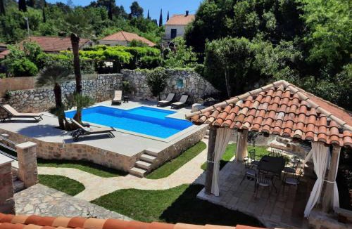 Popovici Villa | Villa Guardian
