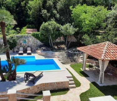 Popovici Villa | Villa Guardian