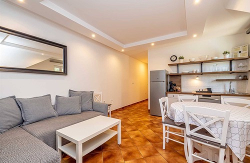 Linardici Apartment | Villa Haya - apartment LANTANA with heated pool