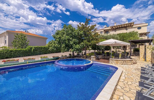 Linardici Apartment | Villa Haya - apartment KAMELIJA with heated pool