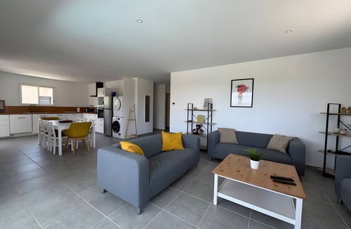 Goudargues Villa | Villa 'Hestia' with Private Pool, Wi-Fi and Air Conditioning