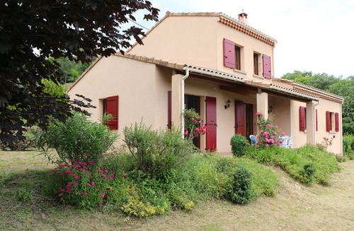 Planzolles Villa | Villa in a green setting