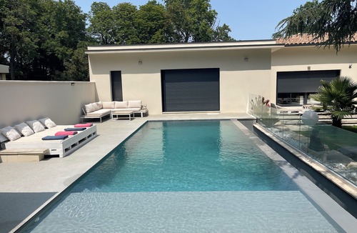 Bagnols-sur-Ceze Villa | Villa in a private estate, swimming pool with beach (overflow)