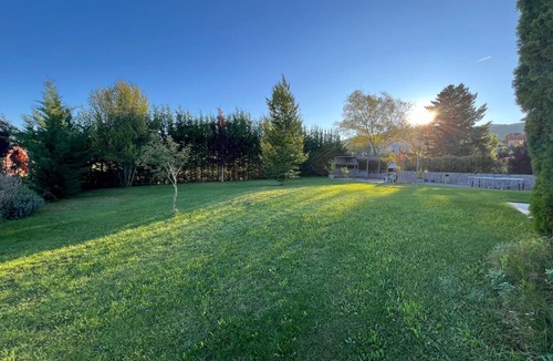El Rasillo Villa | Villa in the mountains in front of a lake.